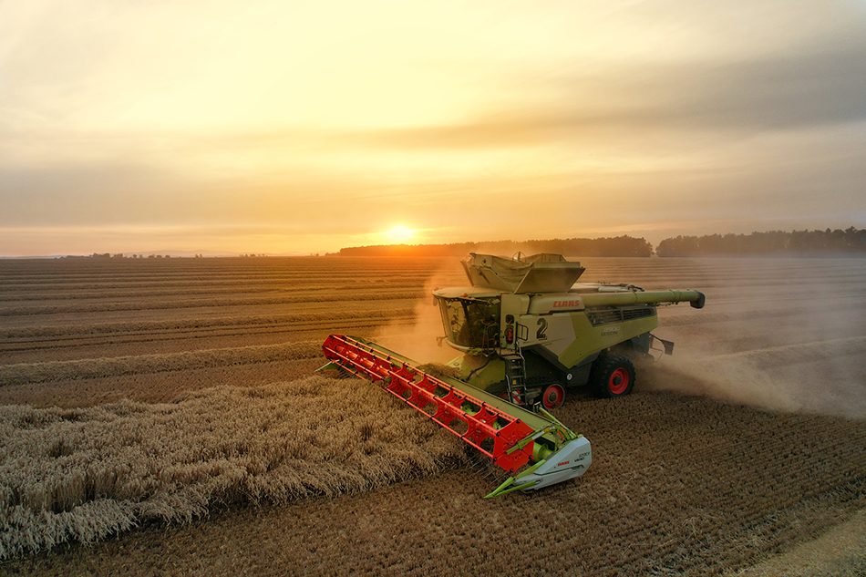 claas-lexion-8900-kietrz-uslugi-dronem Usługi dronem – kombajn Claas Lexion 8900 młócący pszenicę o zachodzie słońca. profesjonalne usługi dronem i aparatem