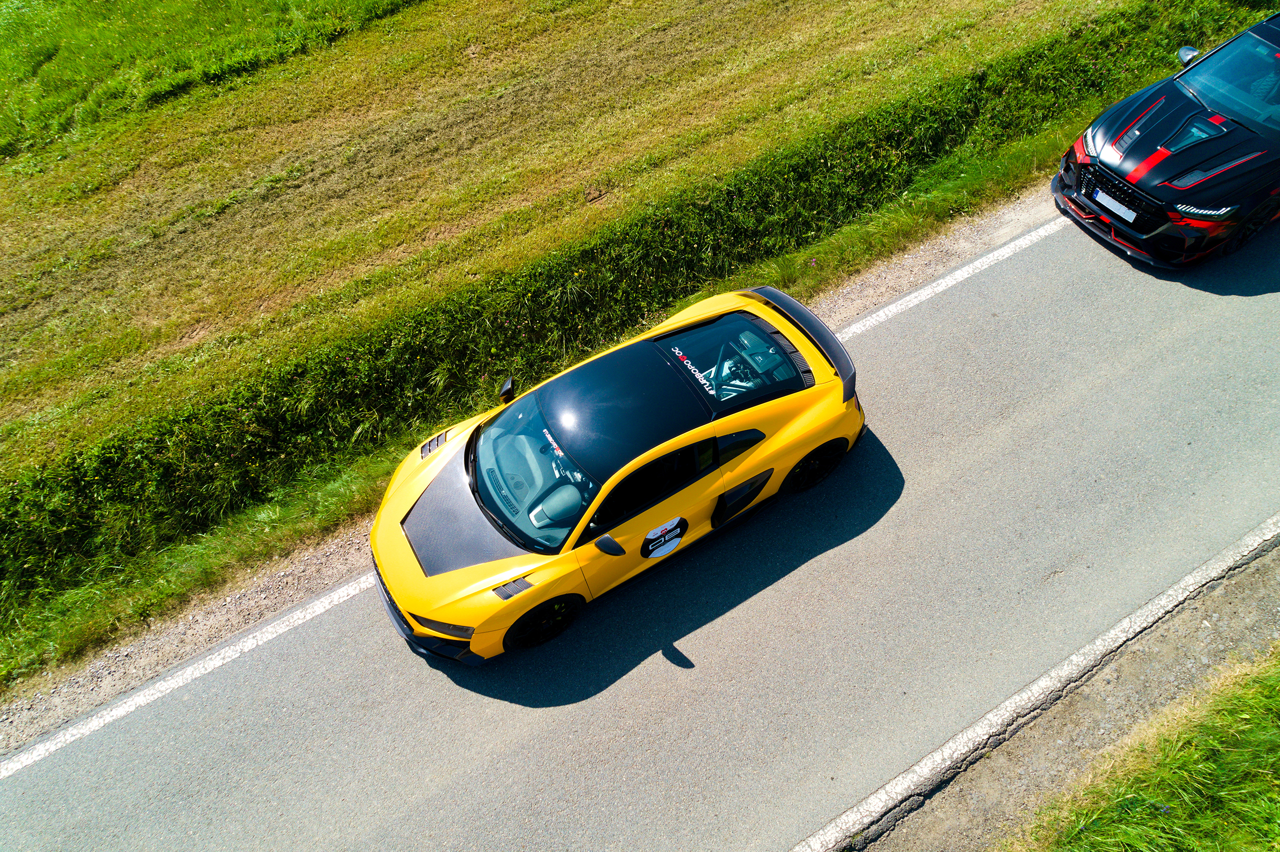 Żółte Audi R8 na drodze, zdjęcie wykonane dronem w wysokiej rozdzielczości. wyjazd charytatywny Turbo-Grywalizacja 2024