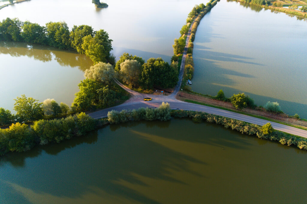 usługi-dronem-dla-rybakow Usługi dronem dla rybaków prezentujące obszar łowienia ryb.Usługi dronem idealne do przedstawienia otoczenia i zagospodarowania przestrzennego.