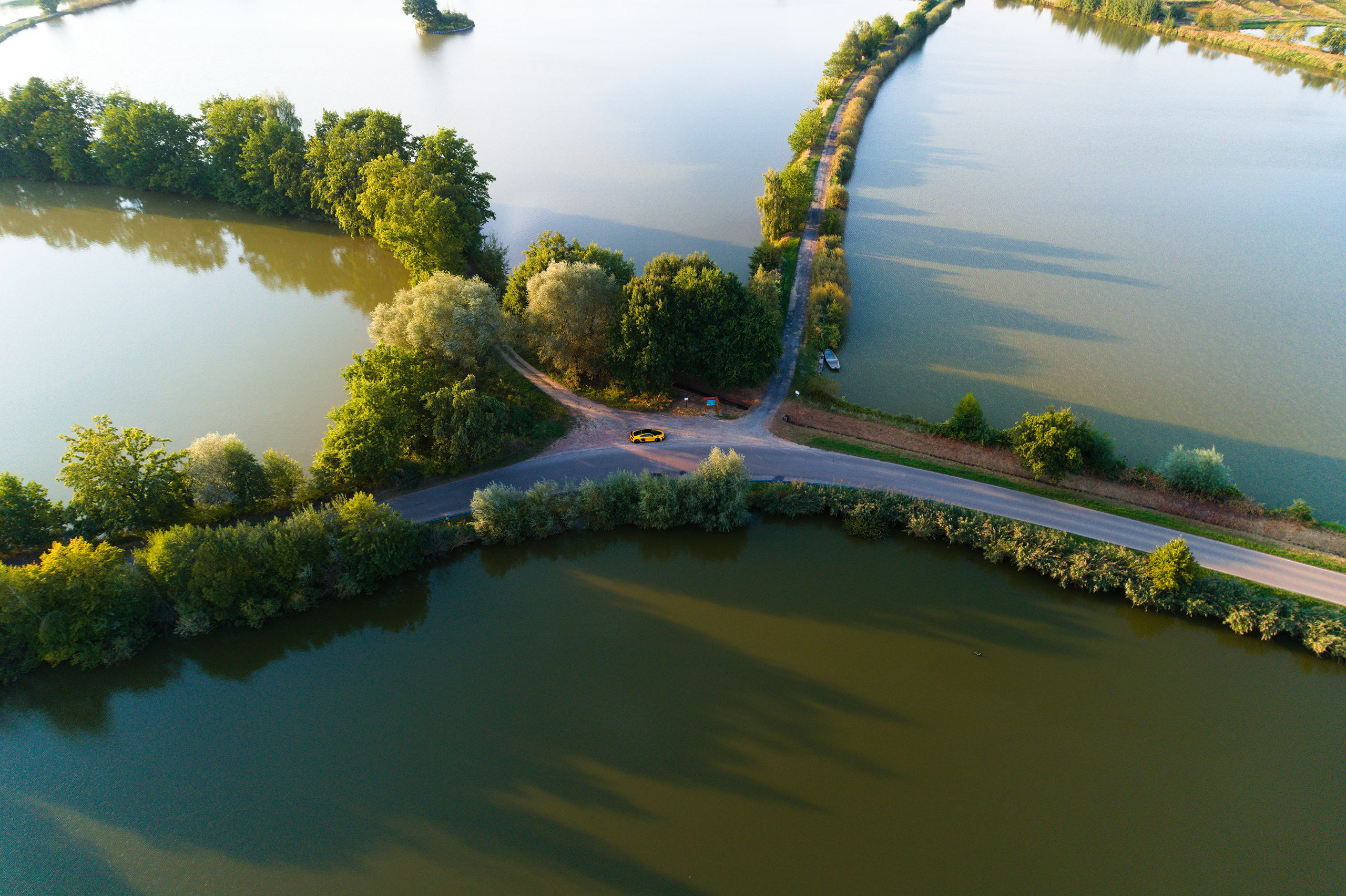 Usługi dronem dla rybaków prezentujące obszar łowienia ryb.Usługi dronem idealne do przedstawienia otoczenia i zagospodarowania przestrzennego.