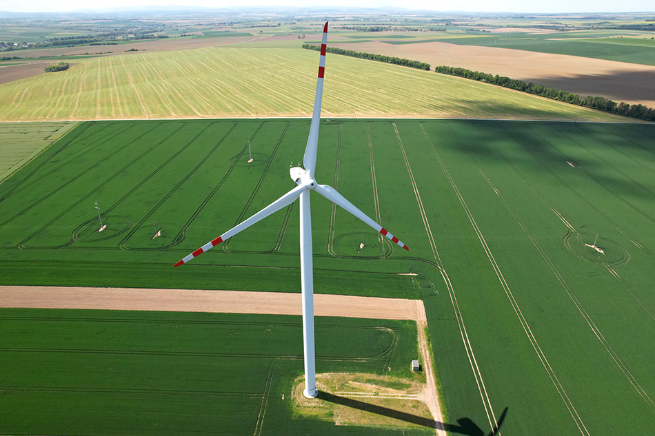 uslugi-dronem-turbina-wiatrowa-zielone-pola Usługi dronem – turbina wiatrowa otoczona zielonymi polami. Reklama dronem branży OZE profesjonalne usługi dronem i aparatem