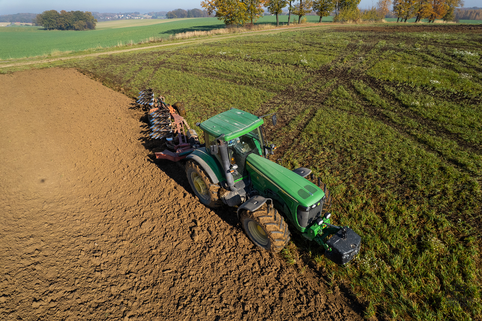 Ciągnik John Deere 8420 pracujący na polu – zdjęcie z drona