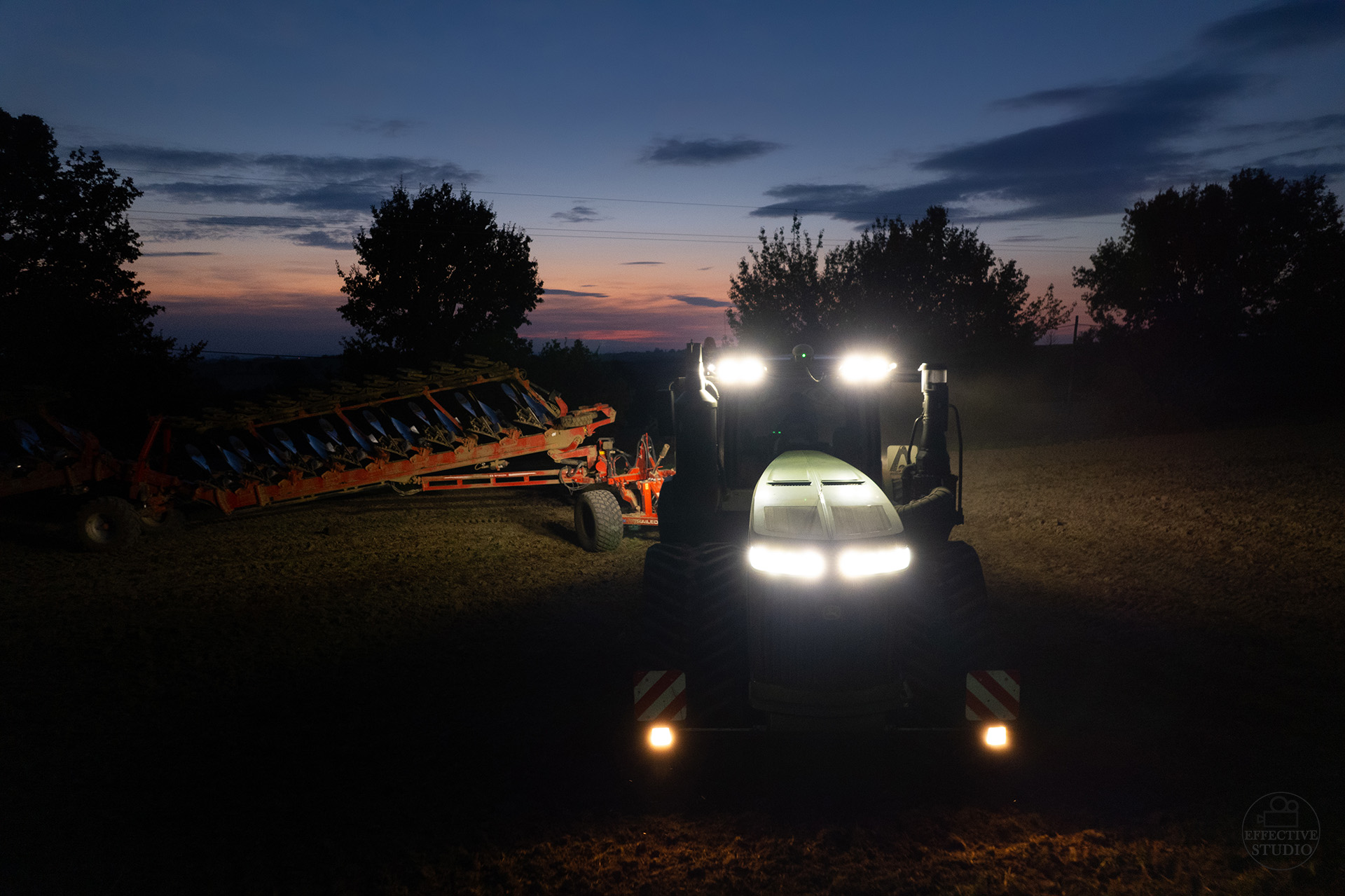 Ciągnik John Deere 9620RX na polu – zdjęcie wykonane dronem