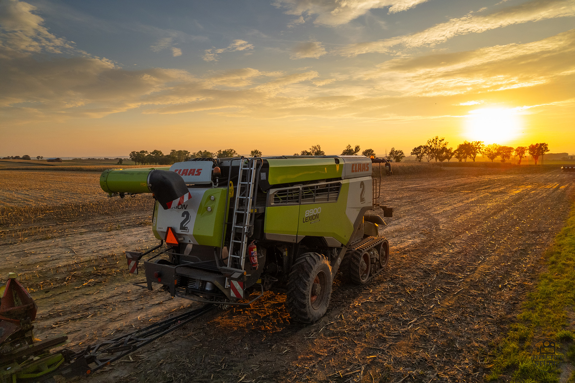 Claas Lexion 8900 podczas pracy na polu – zdjęcie z drona