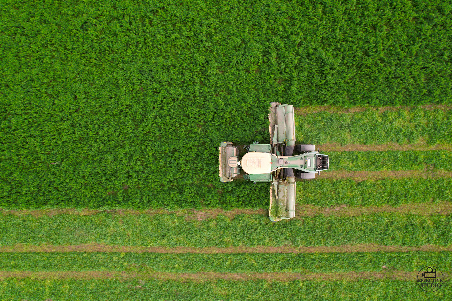 Koszenie trawy maszyną Krone – zdjęcie dronem