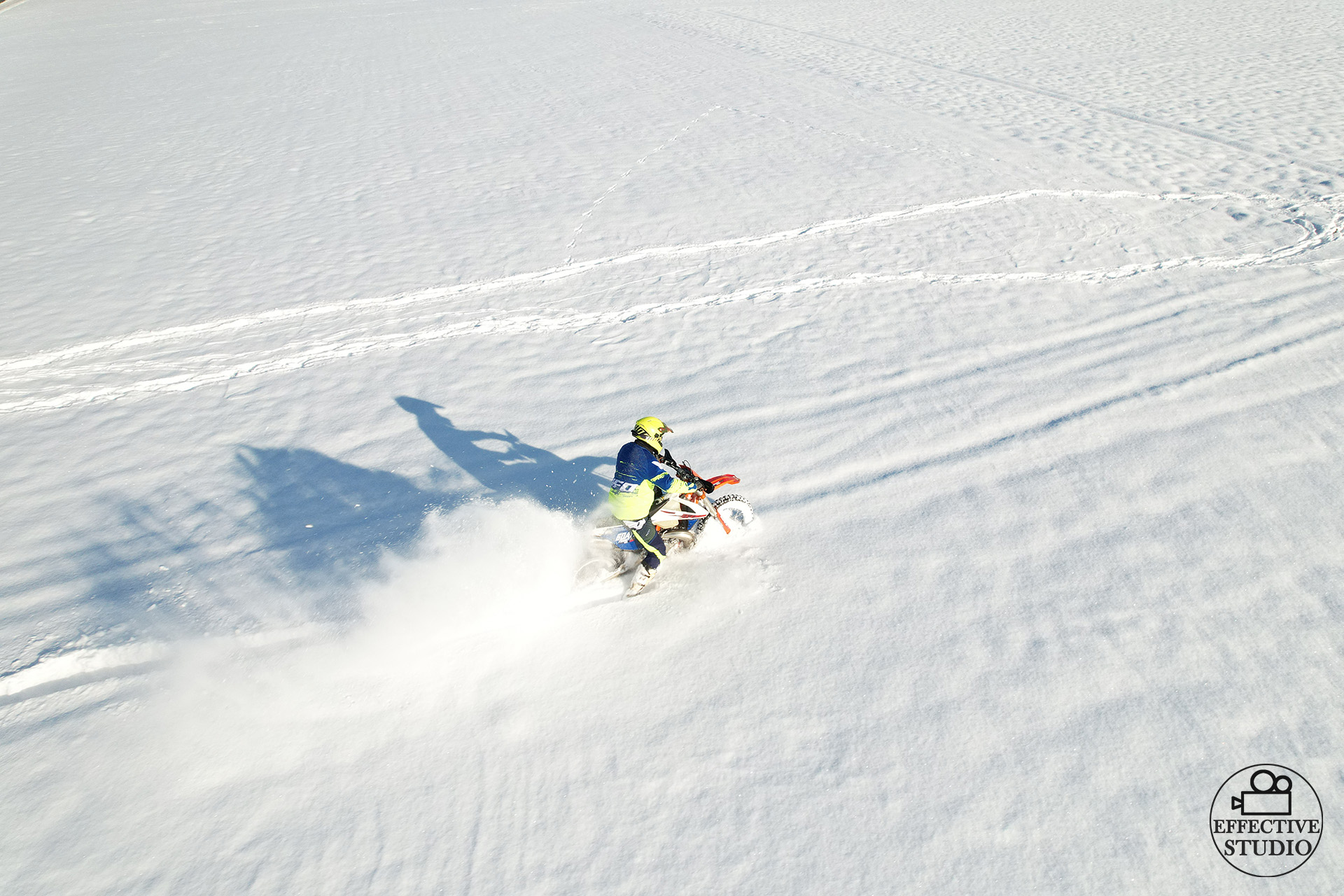 Motocykl na śniegu dron