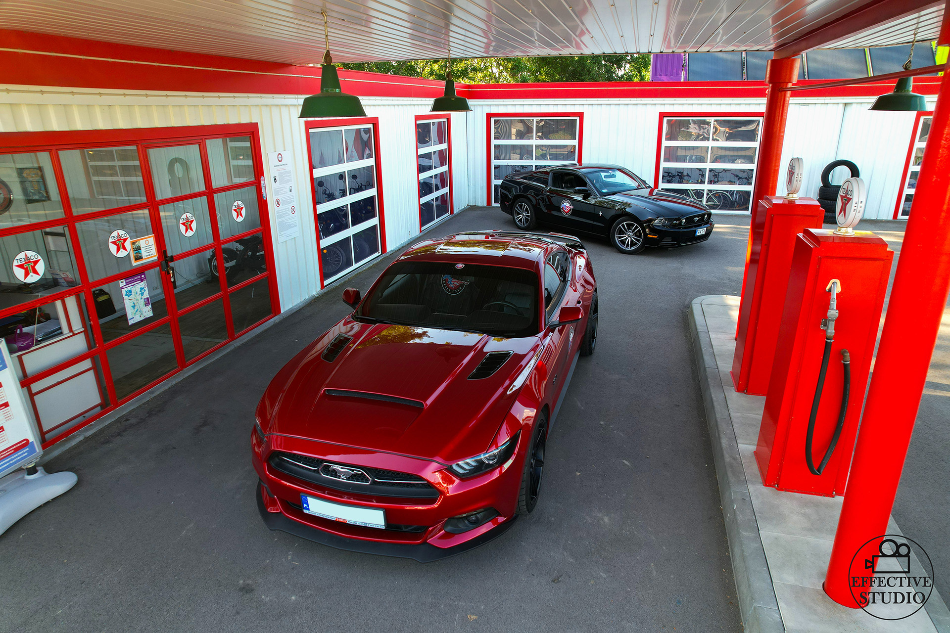 Mustang tankuje moc na Route 66 – ujęcie z drona.