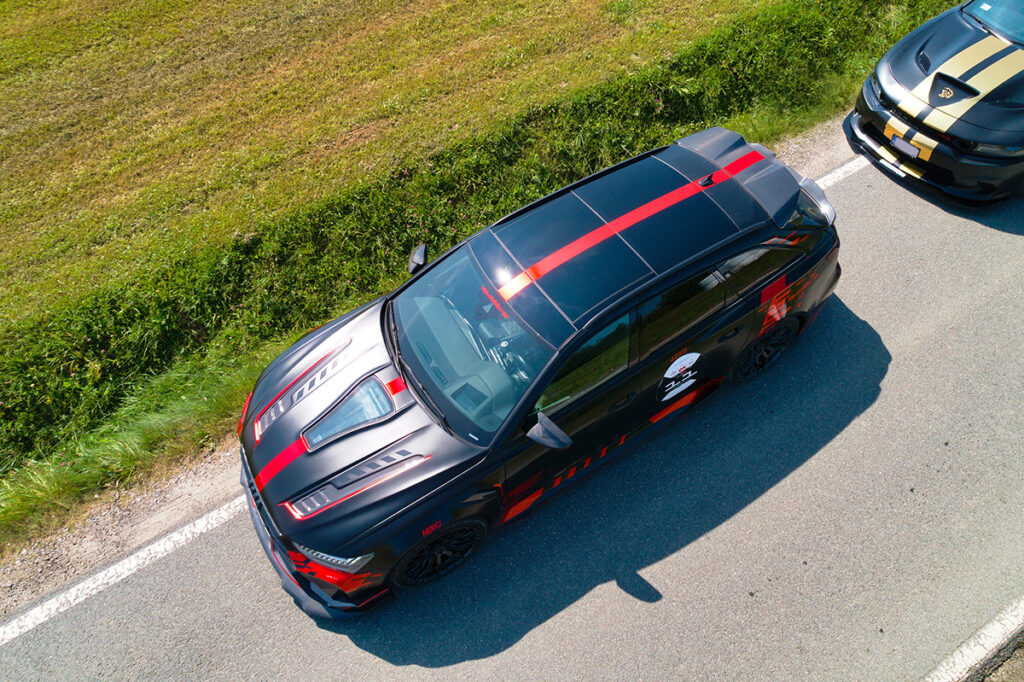 Audi RS6 jadące drogą, zdjęcie wykonane dronem. zdjęcia dronem w motoryzacji