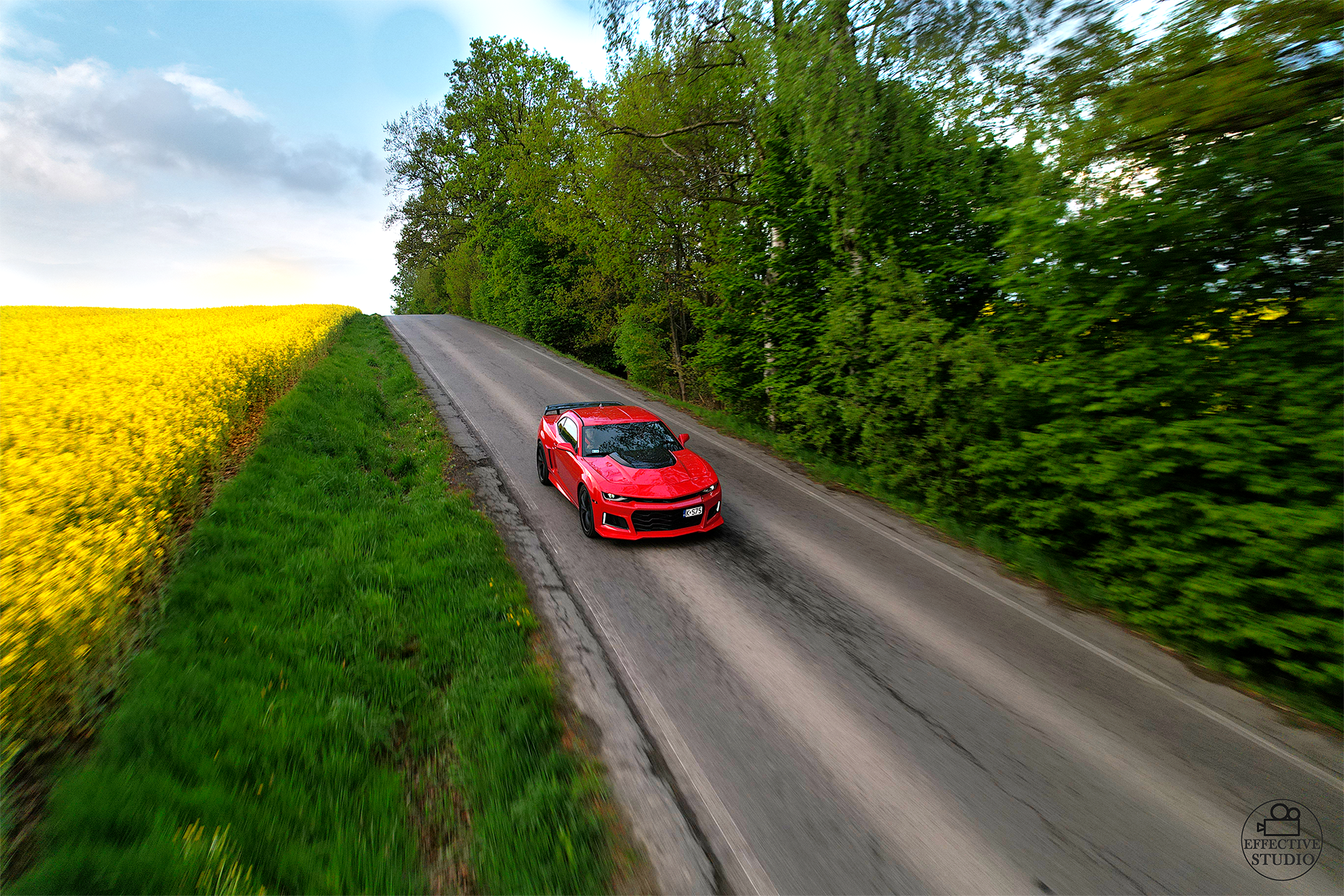 Chevrolet Camaro jadący drogą, zdjęcia reklamowe wykonane dronem.