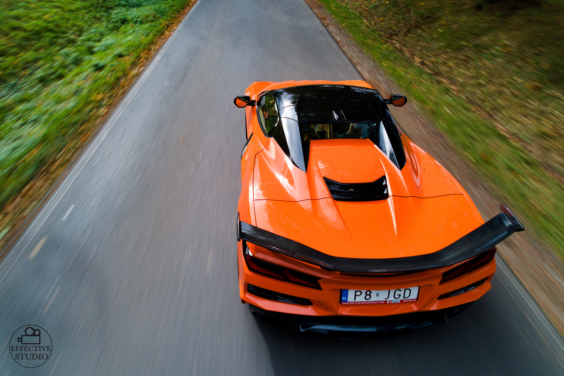 Chevrolet Corvette C8 w ruchu na drodze, zdjęcie wykonane dronem