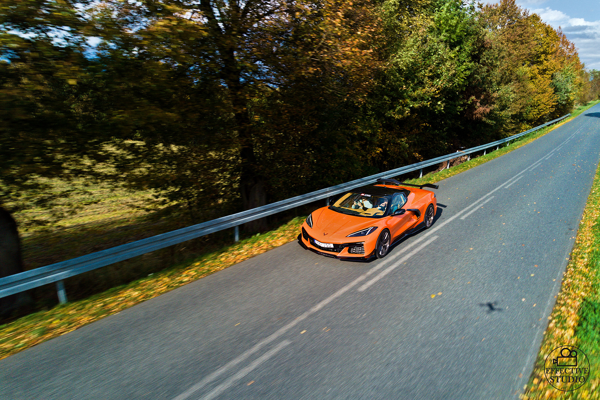 Chevrolet Corvette C8 na drodze, uchwycony z drona podczas jazdy