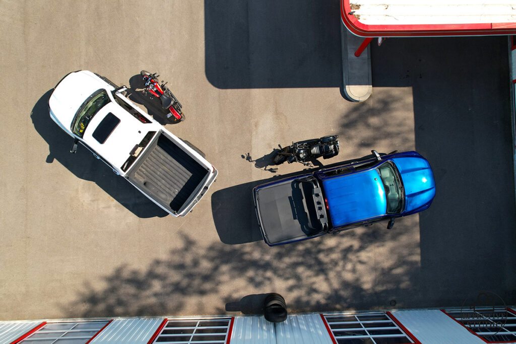 Dwa samochody Dodge Ram podczas sesji reklamowej w Scandinavia Resort, uchwycone dronem. zdjęcia dronem w motoryzacji