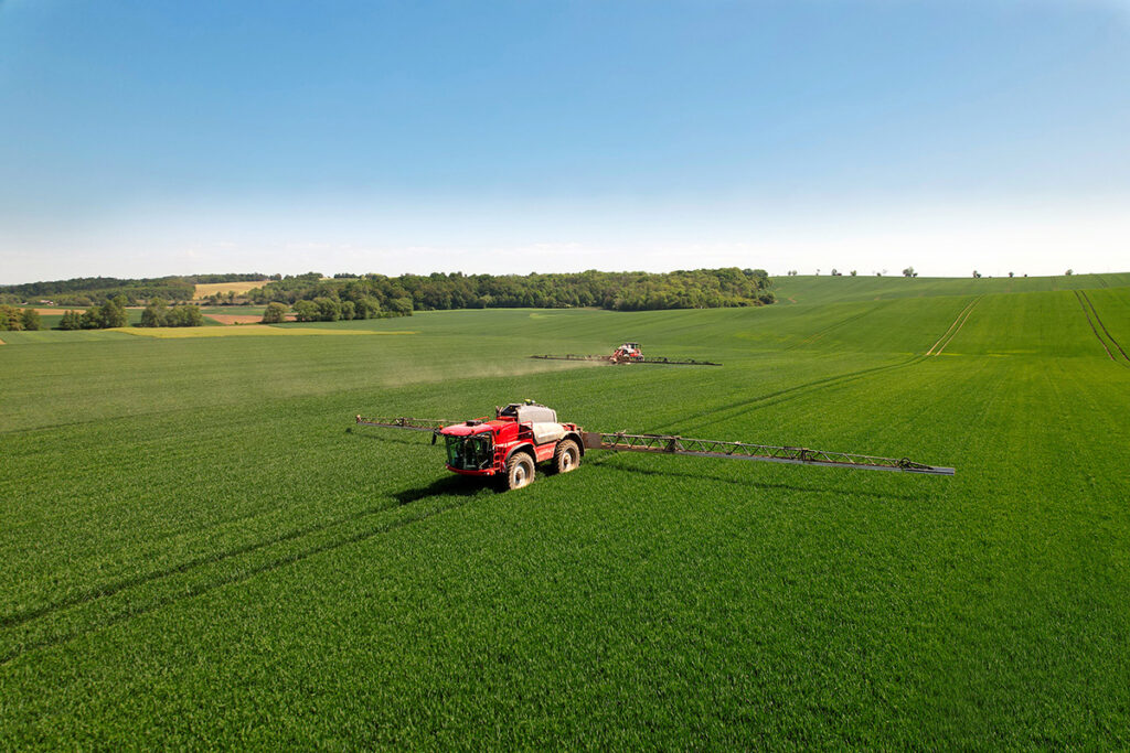 Usługi dronem w rolnictwie. 2 opryskiwacze Horsch Leeb pryskające dojrzewającą pszenicę, zdjęcie wykonane dronem. Kombinat Rolny Kietrz.