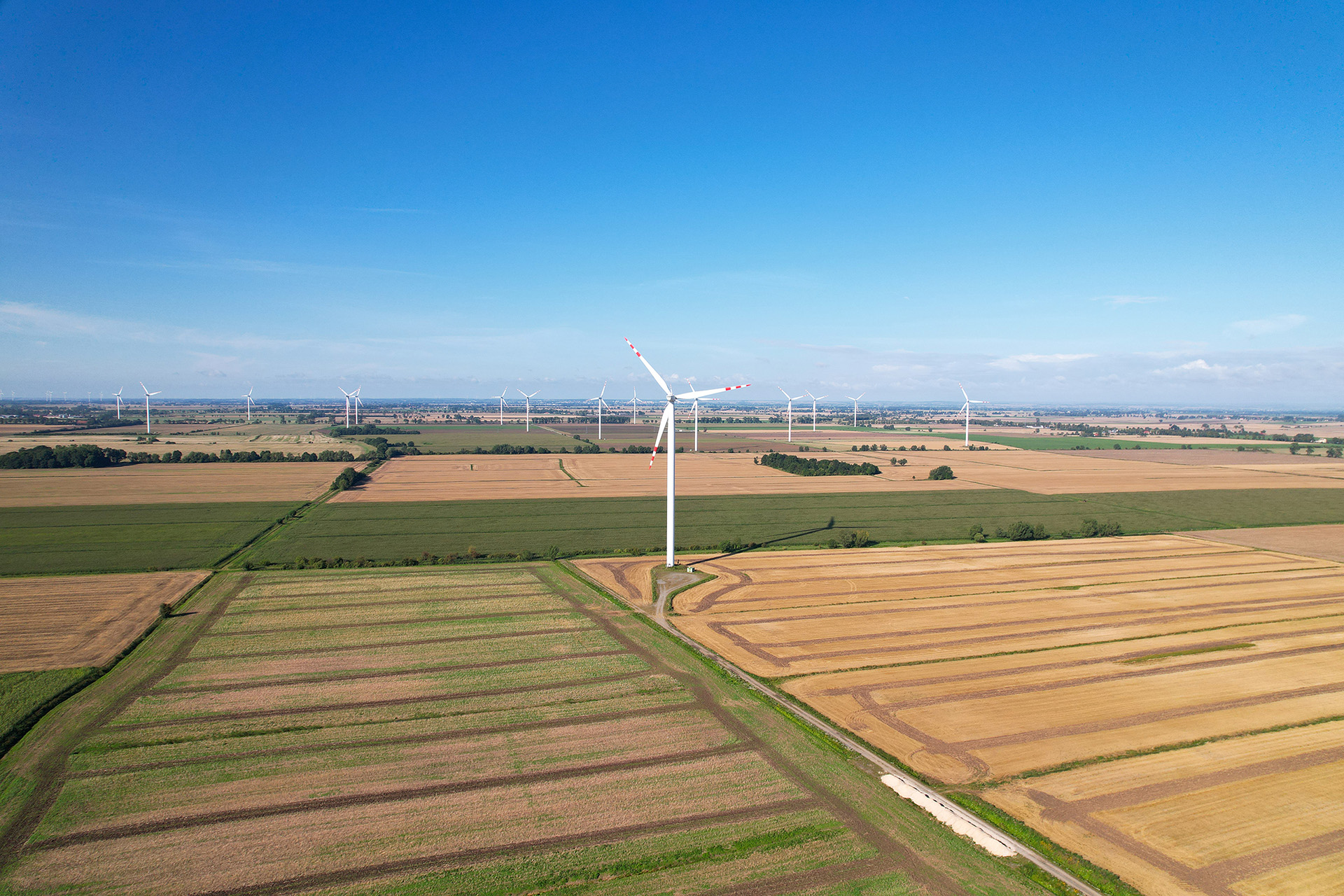 Turbiny wiatrowe zdjęcie dronem